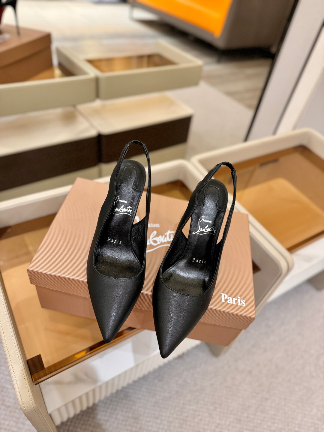 后空波浪（经典款）质感立体穿出时尚芭莎的气质优质皮里更加柔软透气，无敌瘦腿，穿上立马拉升腿的长度～涵深刻