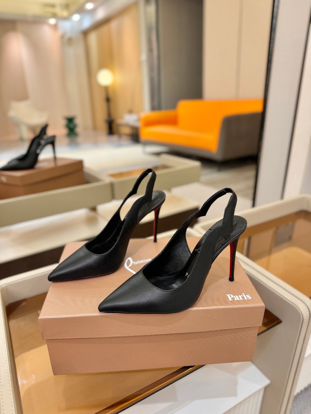 后空波浪（经典款）质感立体穿出时尚芭莎的气质优质皮里更加柔软透气，无敌瘦腿，穿上立马拉升腿的长度～涵深刻