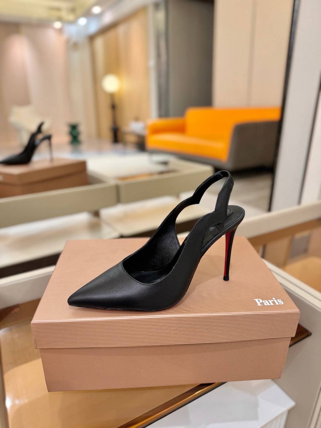 后空波浪（经典款）质感立体穿出时尚芭莎的气质优质皮里更加柔软透气，无敌瘦腿，穿上立马拉升腿的长度～涵深刻