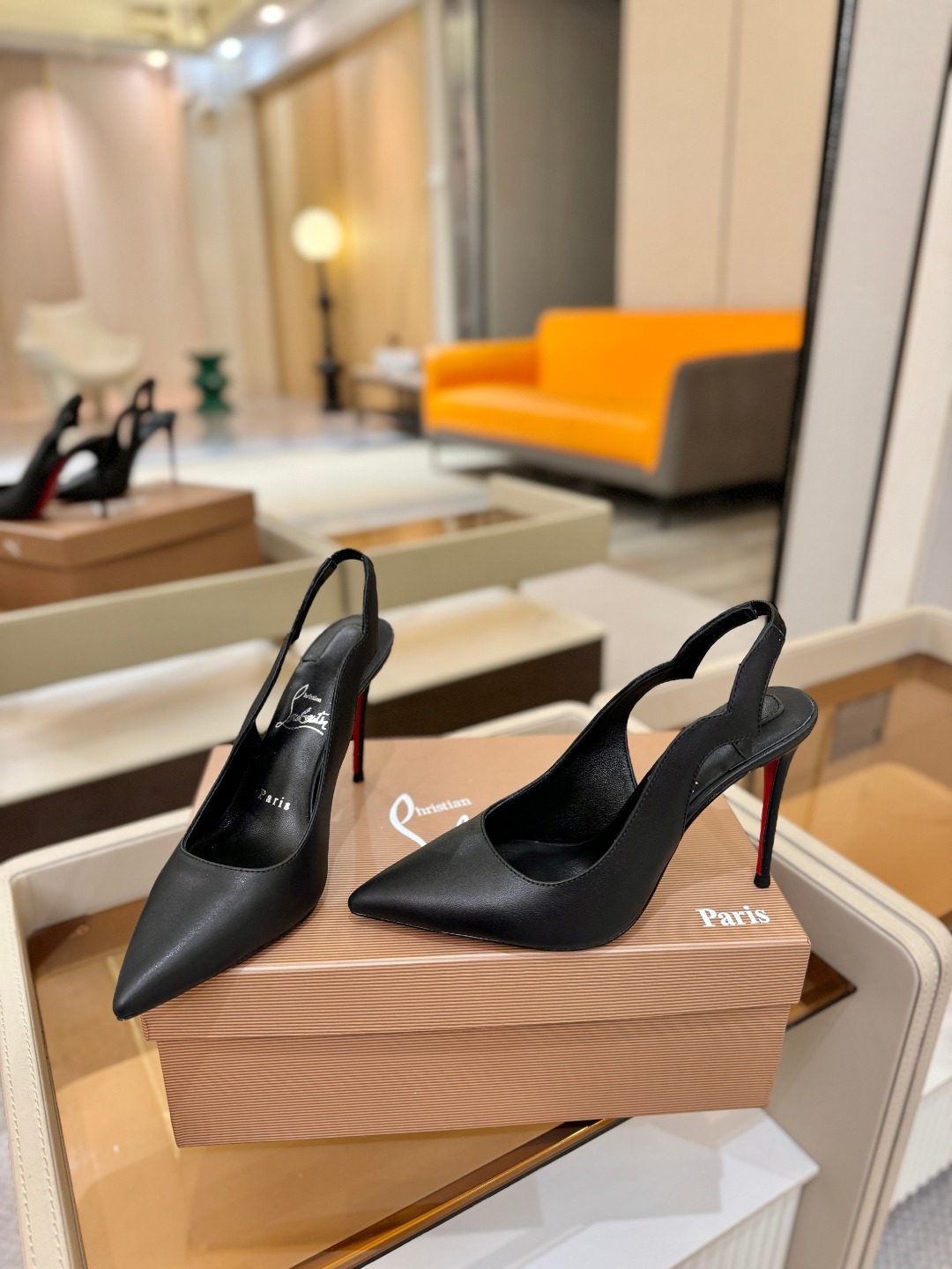 后空波浪（经典款）质感立体穿出时尚芭莎的气质优质皮里更加柔软透气，无敌瘦腿，穿上立马拉升腿的长度～涵深刻