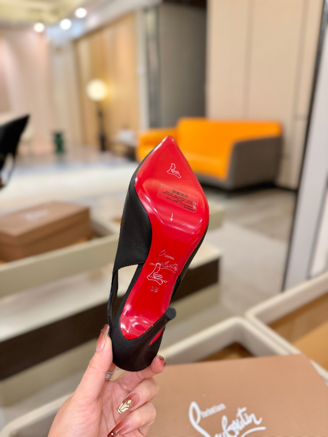 后空波浪（经典款）质感立体穿出时尚芭莎的气质优质皮里更加柔软透气，无敌瘦腿，穿上立马拉升腿的长度～涵深刻