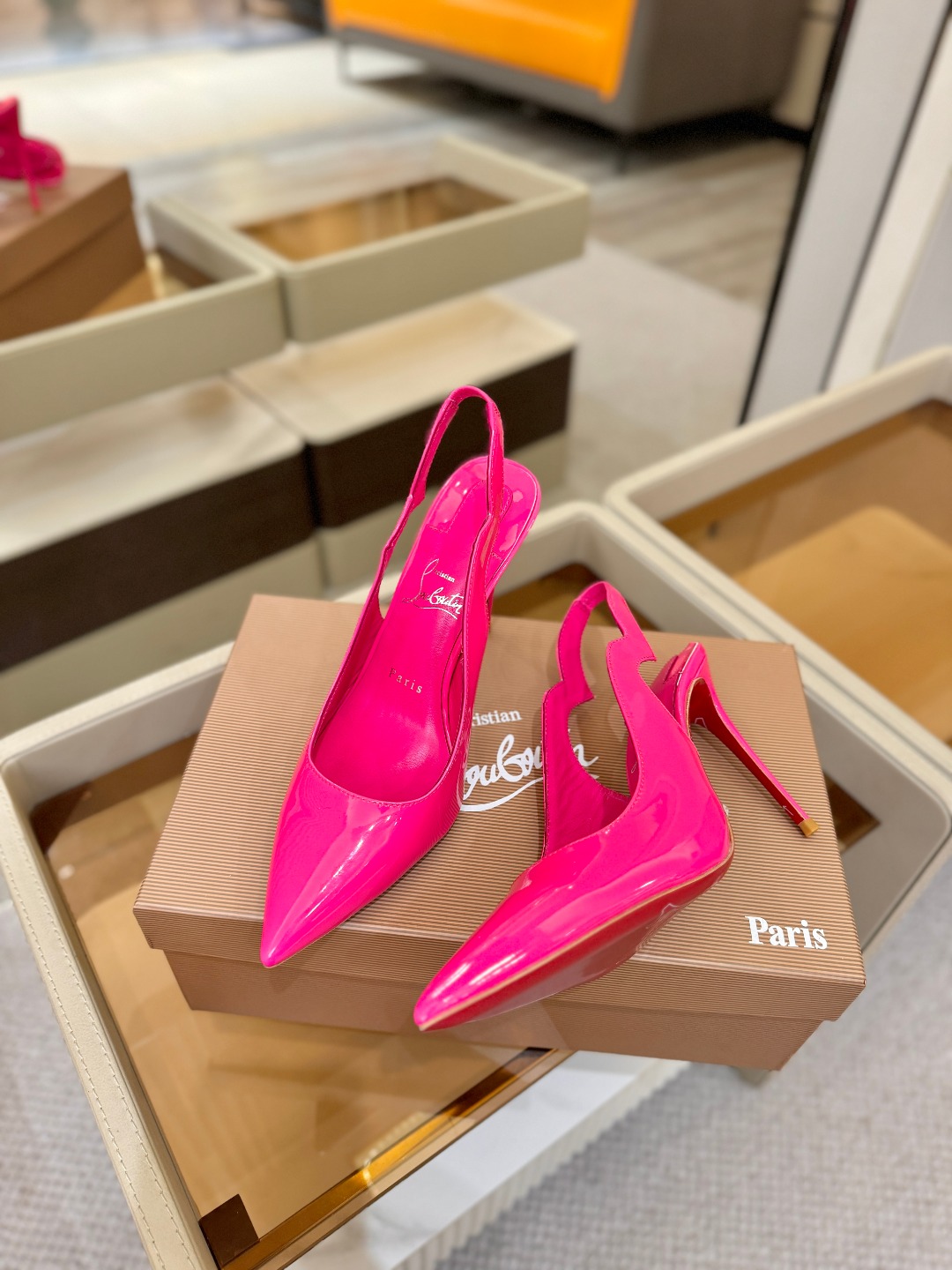 后空波浪（经典款）质感立体穿出时尚芭莎的气质优质皮里更加柔软透气，无敌瘦腿，穿上立马拉升腿的长度～涵深刻