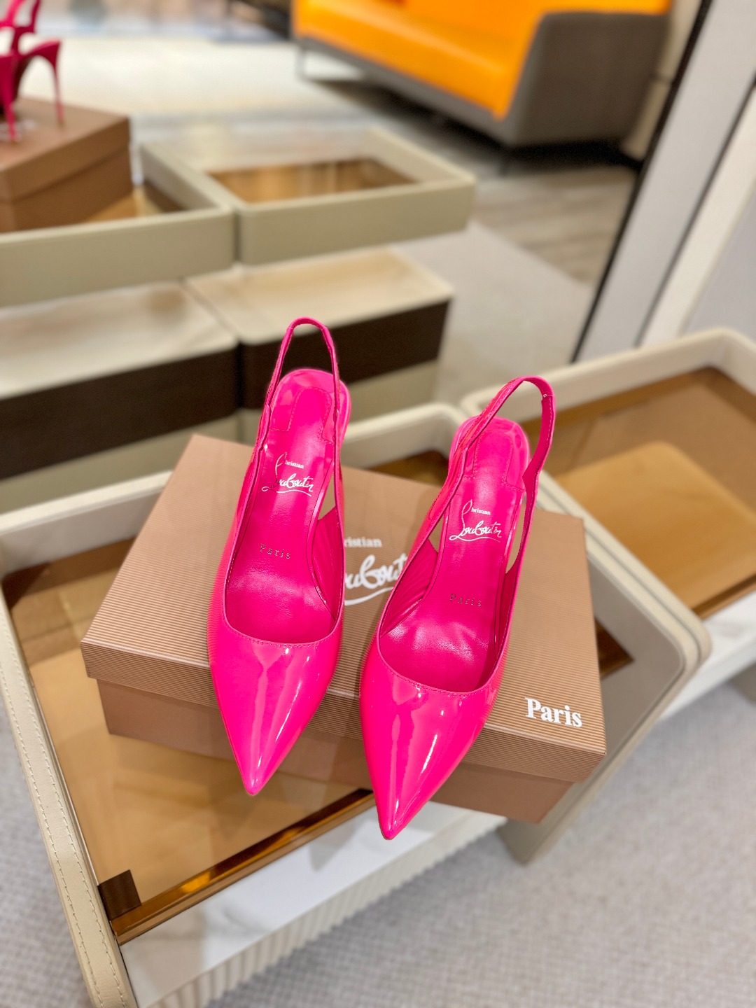 后空波浪（经典款）质感立体穿出时尚芭莎的气质优质皮里更加柔软透气，无敌瘦腿，穿上立马拉升腿的长度～涵深刻