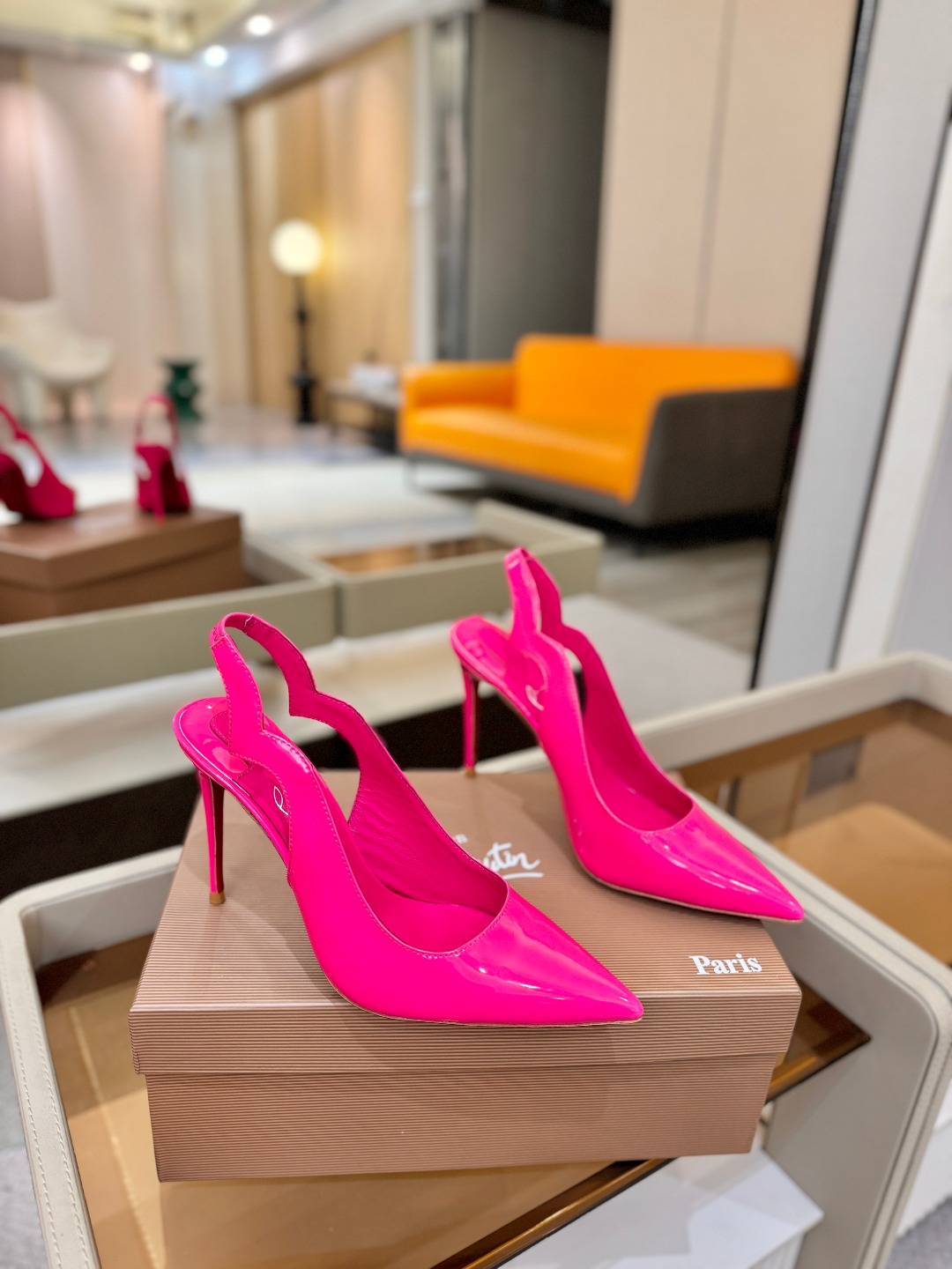 后空波浪（经典款）质感立体穿出时尚芭莎的气质优质皮里更加柔软透气，无敌瘦腿，穿上立马拉升腿的长度～涵深刻