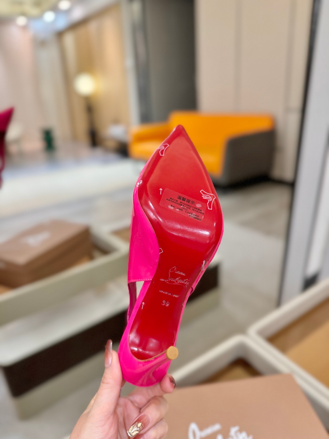 后空波浪（经典款）质感立体穿出时尚芭莎的气质优质皮里更加柔软透气，无敌瘦腿，穿上立马拉升腿的长度～涵深刻