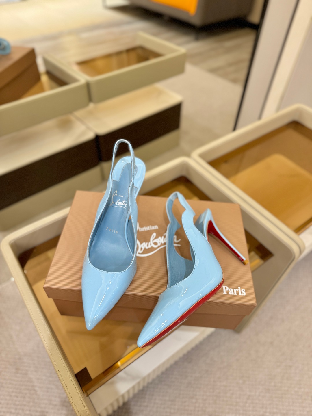 后空波浪（经典款）质感立体穿出时尚芭莎的气质优质皮里更加柔软透气，无敌瘦腿，穿上立马拉升腿的长度～涵深刻