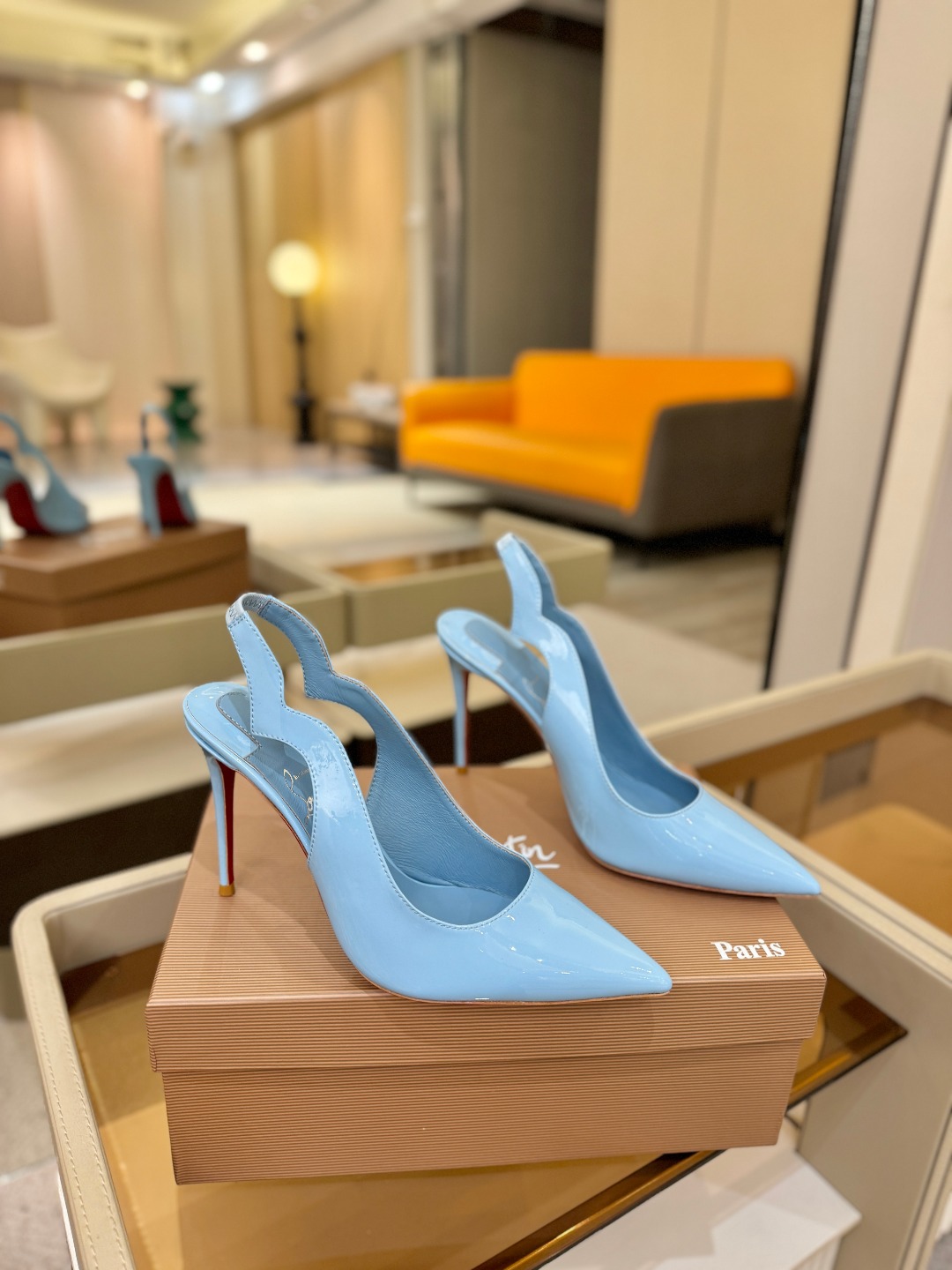 后空波浪（经典款）质感立体穿出时尚芭莎的气质优质皮里更加柔软透气，无敌瘦腿，穿上立马拉升腿的长度～涵深刻