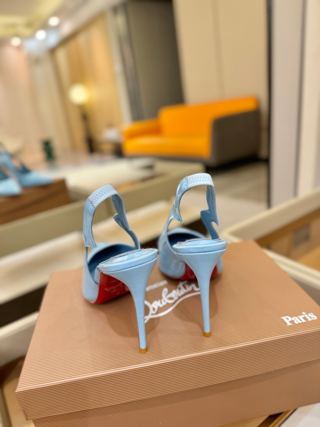 后空波浪（经典款）质感立体穿出时尚芭莎的气质优质皮里更加柔软透气，无敌瘦腿，穿上立马拉升腿的长度～涵深刻