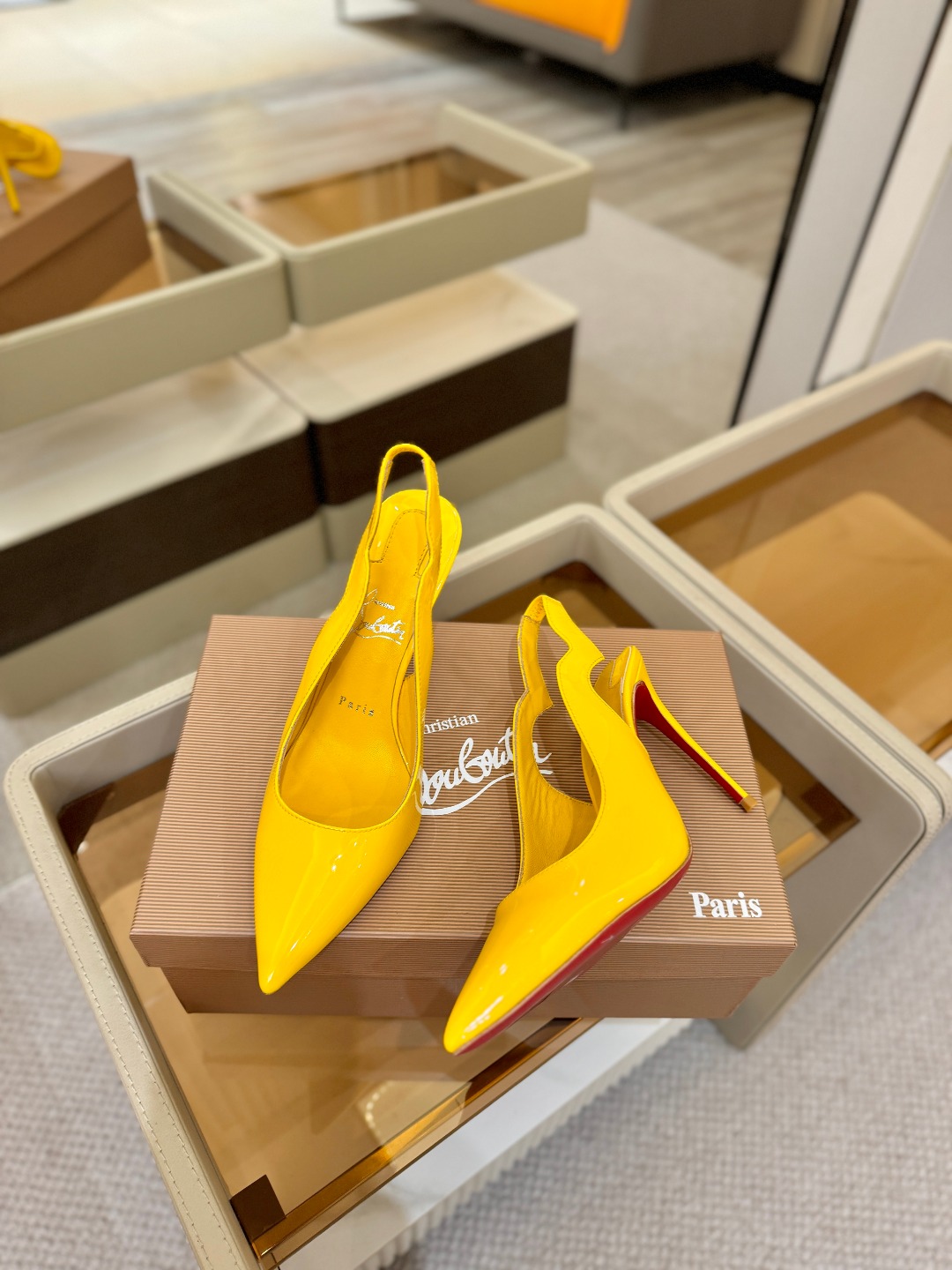 后空波浪（经典款）质感立体穿出时尚芭莎的气质优质皮里更加柔软透气，无敌瘦腿，穿上立马拉升腿的长度～涵深刻