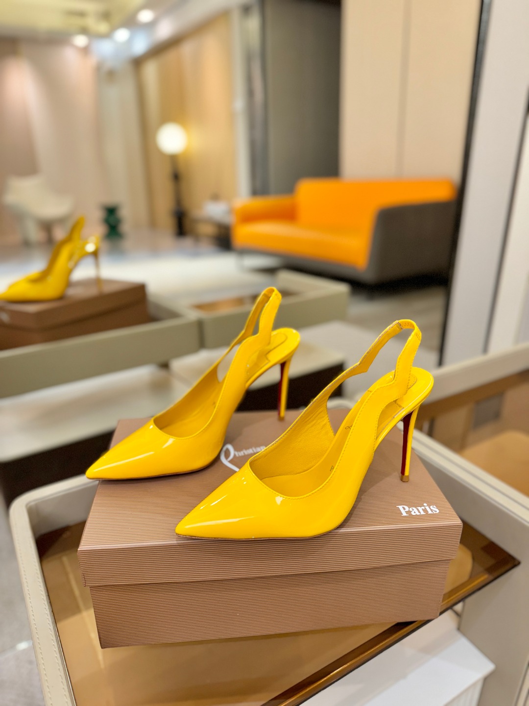 后空波浪（经典款）质感立体穿出时尚芭莎的气质优质皮里更加柔软透气，无敌瘦腿，穿上立马拉升腿的长度～涵深刻