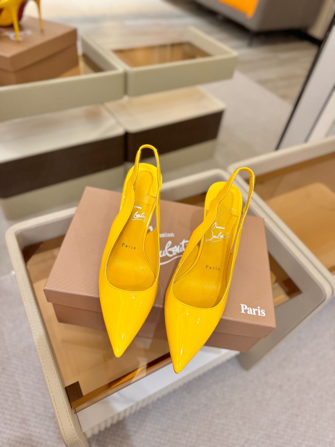 后空波浪（经典款）质感立体穿出时尚芭莎的气质优质皮里更加柔软透气，无敌瘦腿，穿上立马拉升腿的长度～涵深刻