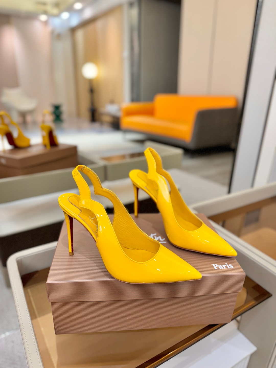 后空波浪（经典款）质感立体穿出时尚芭莎的气质优质皮里更加柔软透气，无敌瘦腿，穿上立马拉升腿的长度～涵深刻