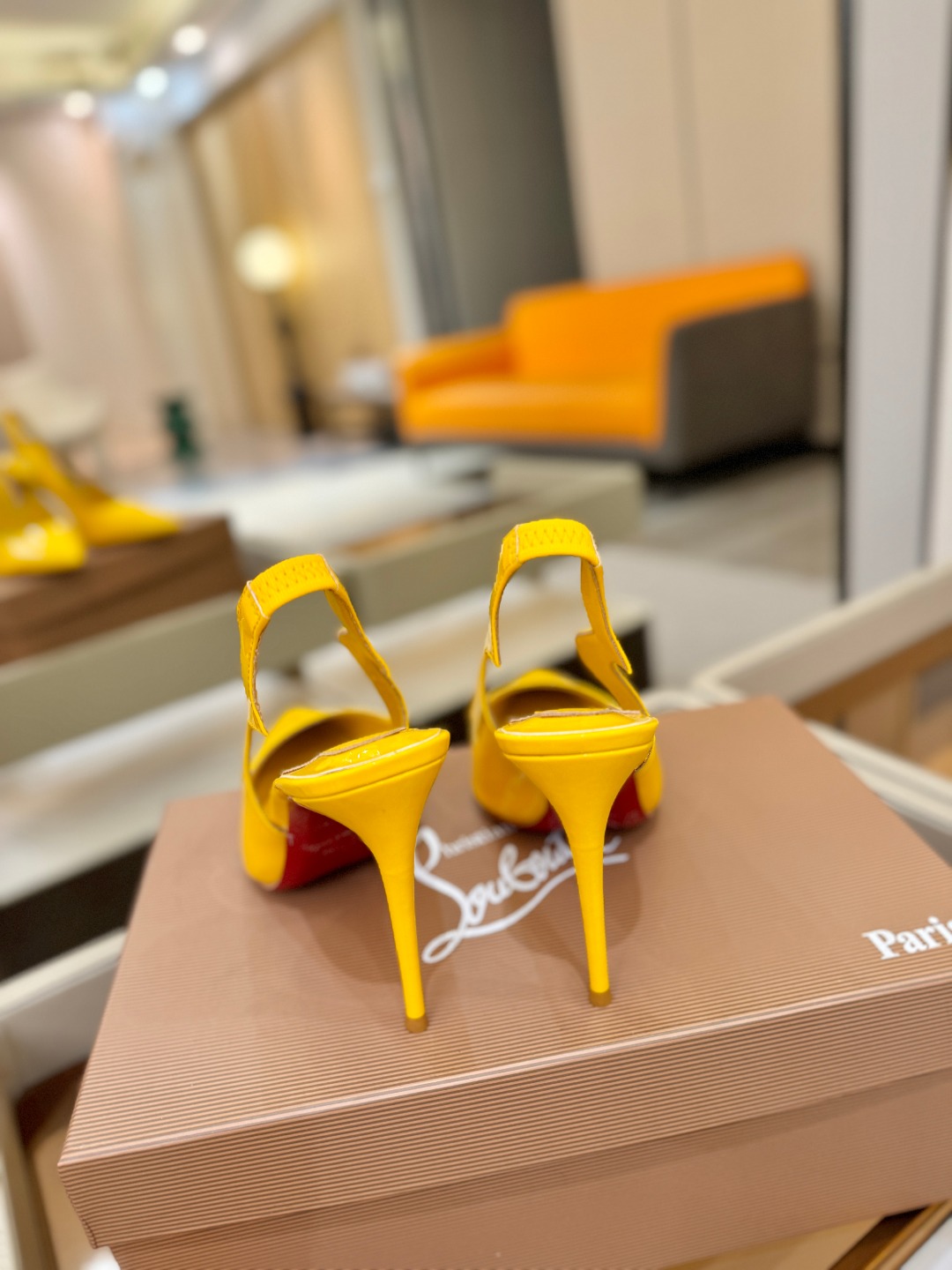 后空波浪（经典款）质感立体穿出时尚芭莎的气质优质皮里更加柔软透气，无敌瘦腿，穿上立马拉升腿的长度～涵深刻