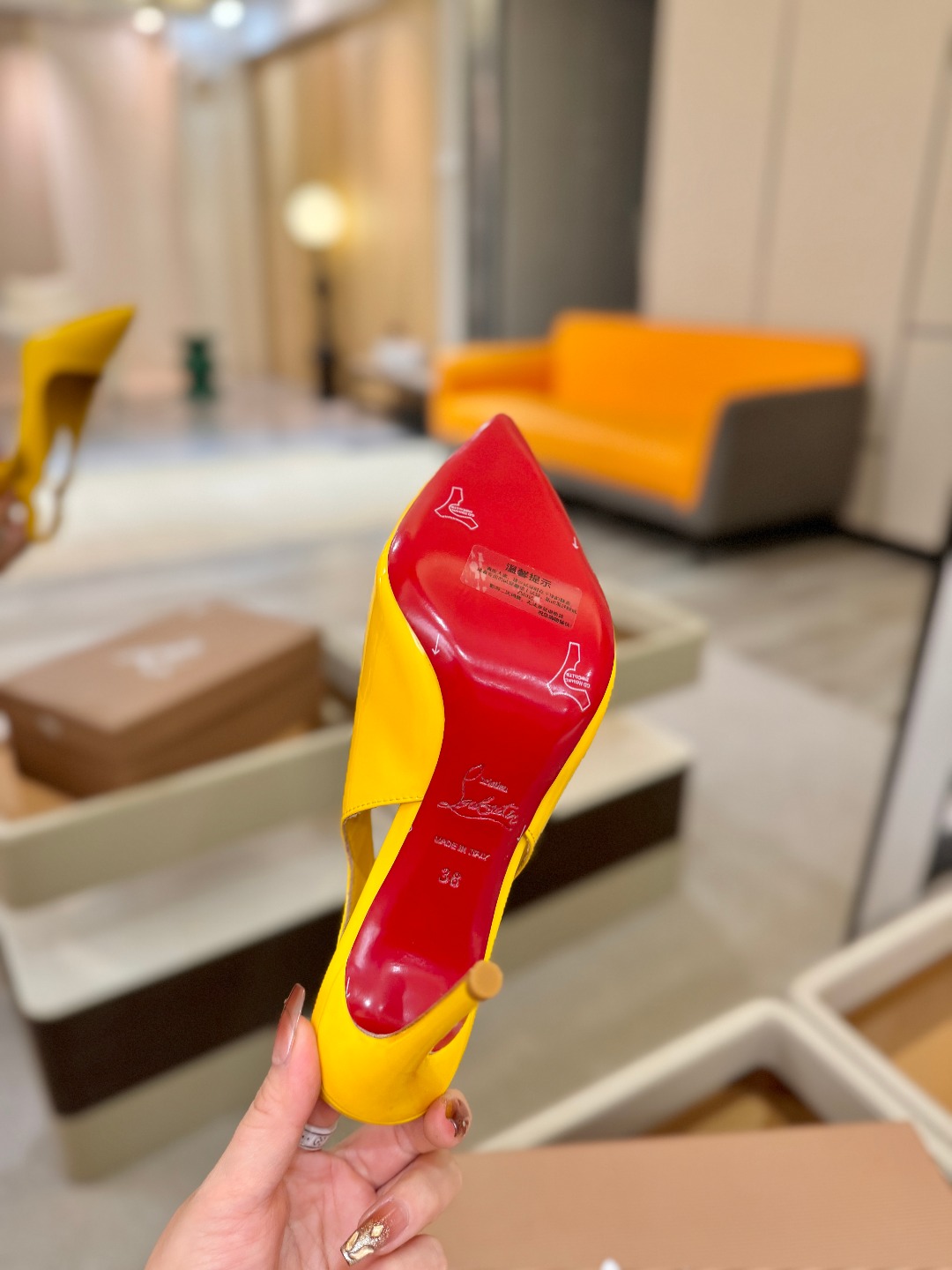 后空波浪（经典款）质感立体穿出时尚芭莎的气质优质皮里更加柔软透气，无敌瘦腿，穿上立马拉升腿的长度～涵深刻