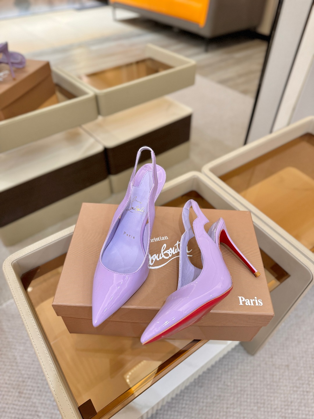 后空波浪（经典款）质感立体穿出时尚芭莎的气质优质皮里更加柔软透气，无敌瘦腿，穿上立马拉升腿的长度～涵深刻