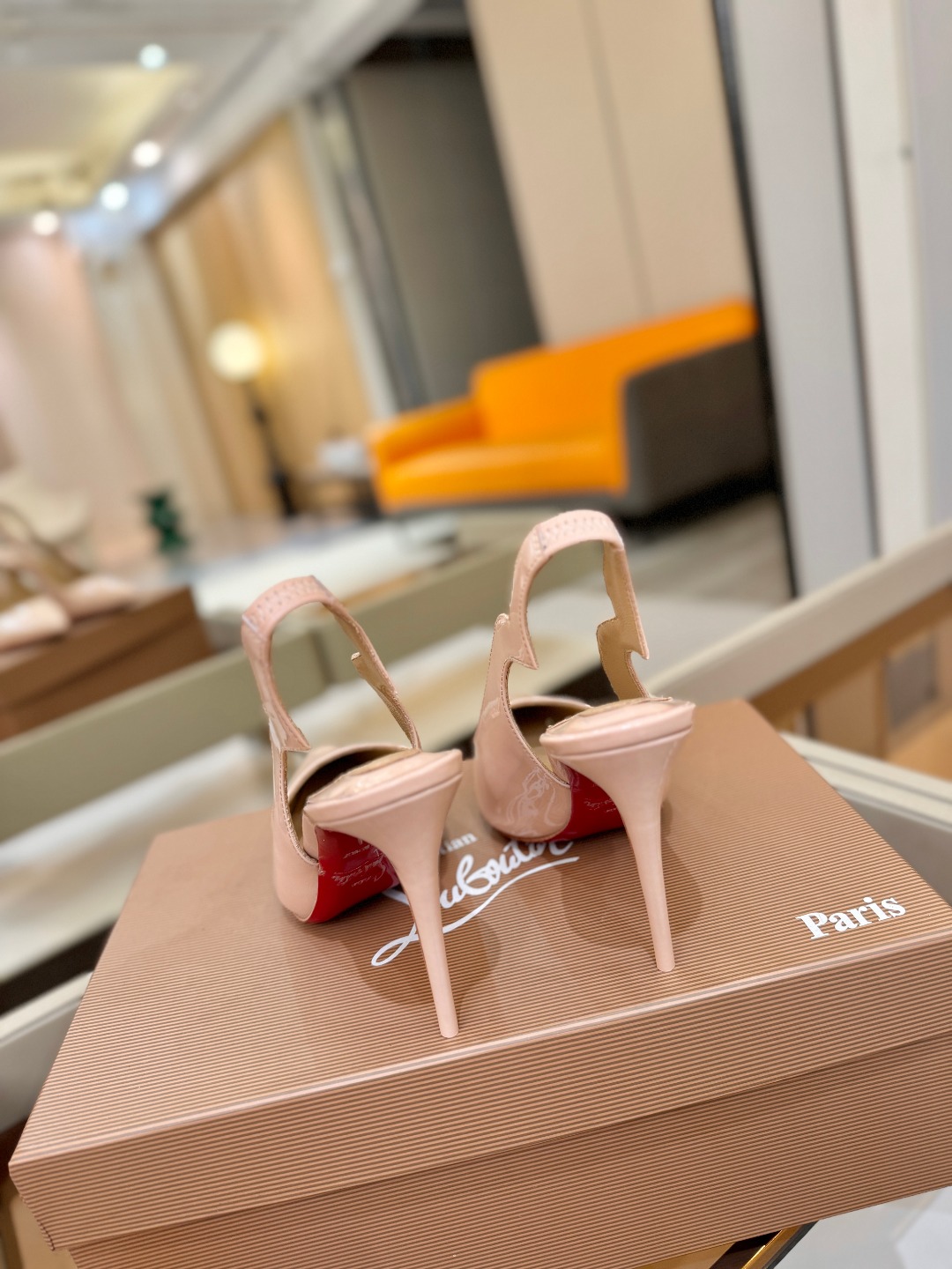 后空波浪（经典款）质感立体穿出时尚芭莎的气质优质皮里更加柔软透气，无敌瘦腿，穿上立马拉升腿的长度～涵深刻