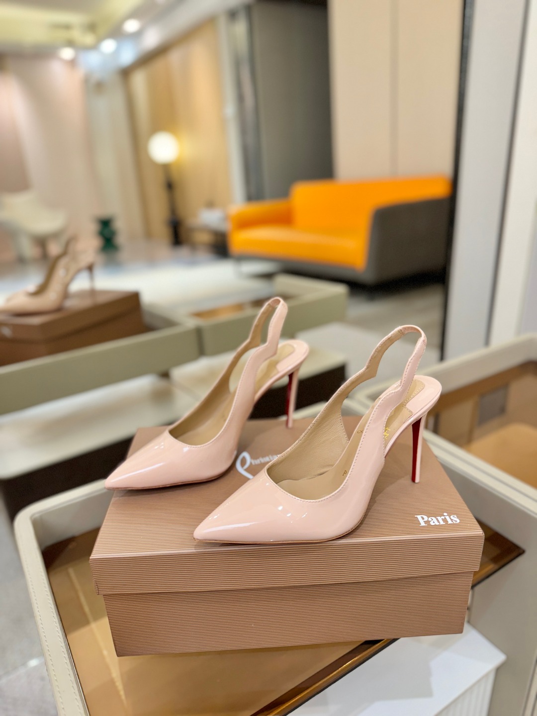 后空波浪（经典款）质感立体穿出时尚芭莎的气质优质皮里更加柔软透气，无敌瘦腿，穿上立马拉升腿的长度～涵深刻