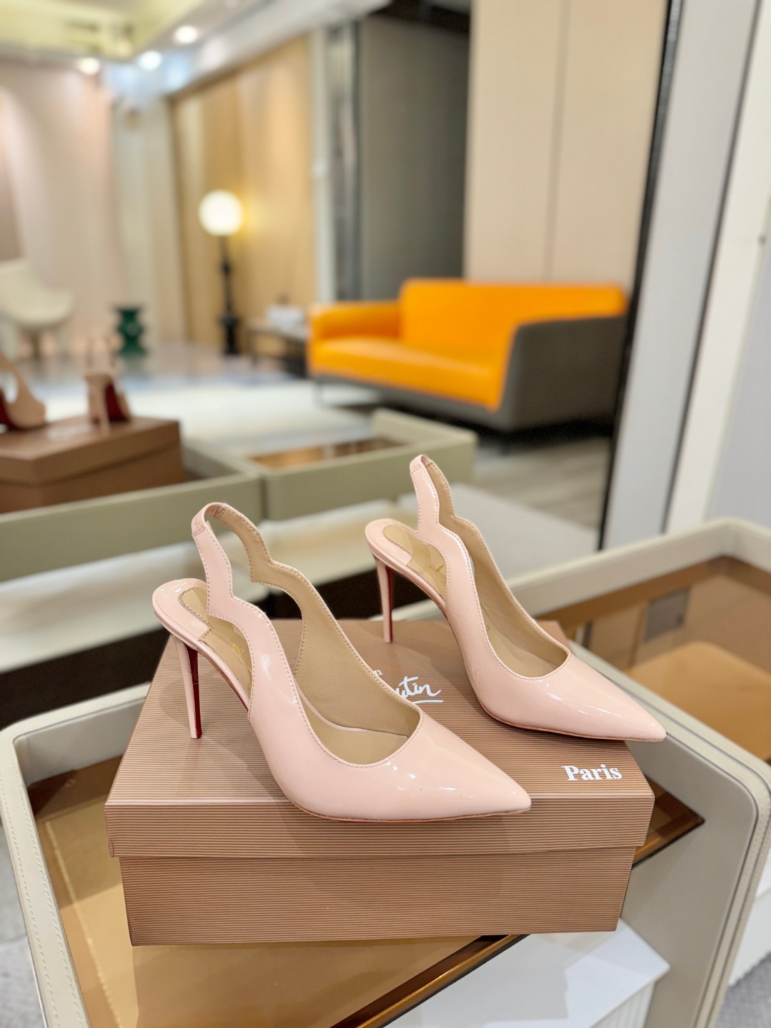 后空波浪（经典款）质感立体穿出时尚芭莎的气质优质皮里更加柔软透气，无敌瘦腿，穿上立马拉升腿的长度～涵深刻