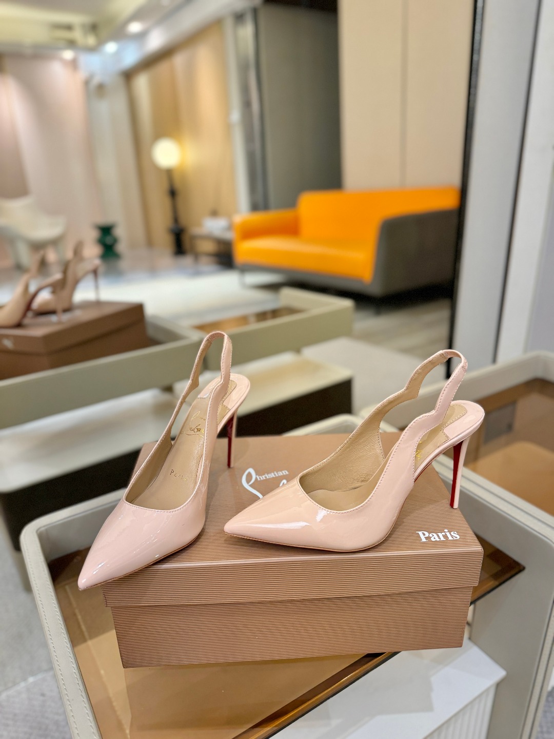 后空波浪（经典款）质感立体穿出时尚芭莎的气质优质皮里更加柔软透气，无敌瘦腿，穿上立马拉升腿的长度～涵深刻