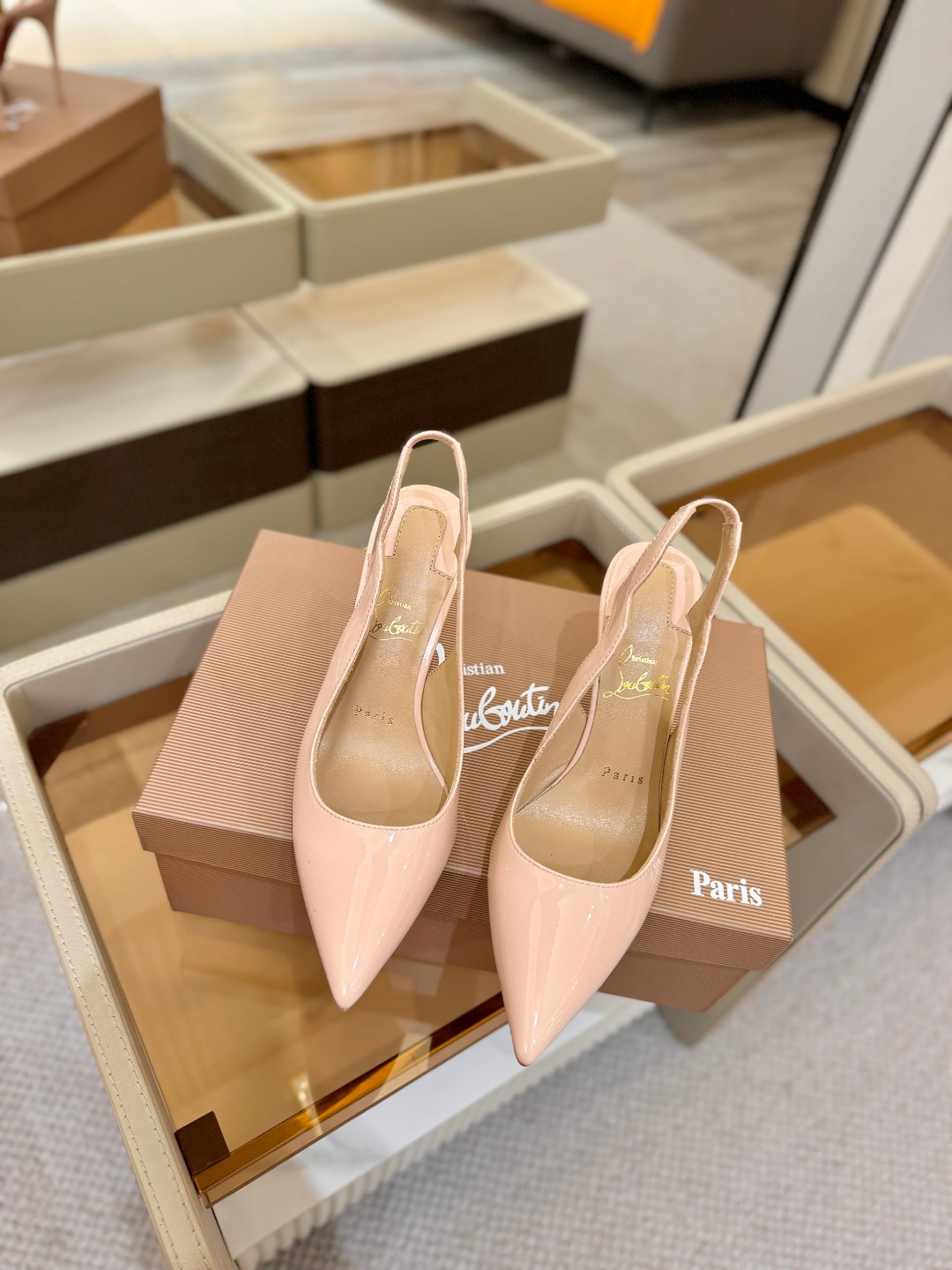 后空波浪（经典款）质感立体穿出时尚芭莎的气质优质皮里更加柔软透气，无敌瘦腿，穿上立马拉升腿的长度～涵深刻