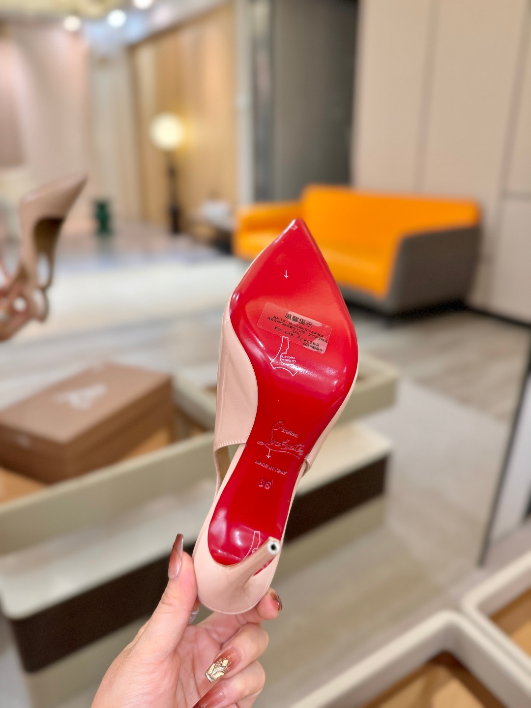 后空波浪（经典款）质感立体穿出时尚芭莎的气质优质皮里更加柔软透气，无敌瘦腿，穿上立马拉升腿的长度～涵深刻