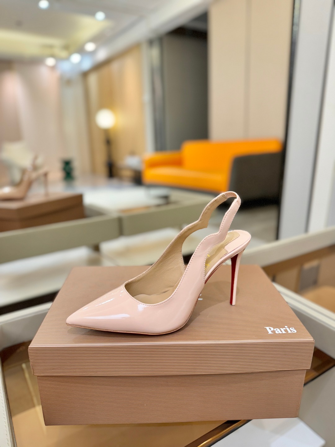 后空波浪（经典款）质感立体穿出时尚芭莎的气质优质皮里更加柔软透气，无敌瘦腿，穿上立马拉升腿的长度～涵深刻