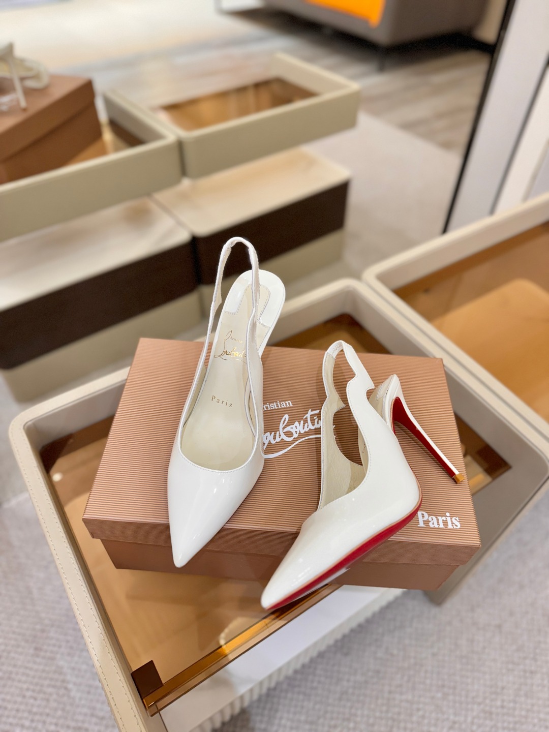 后空波浪（经典款）质感立体穿出时尚芭莎的气质优质皮里更加柔软透气，无敌瘦腿，穿上立马拉升腿的长度～涵深刻