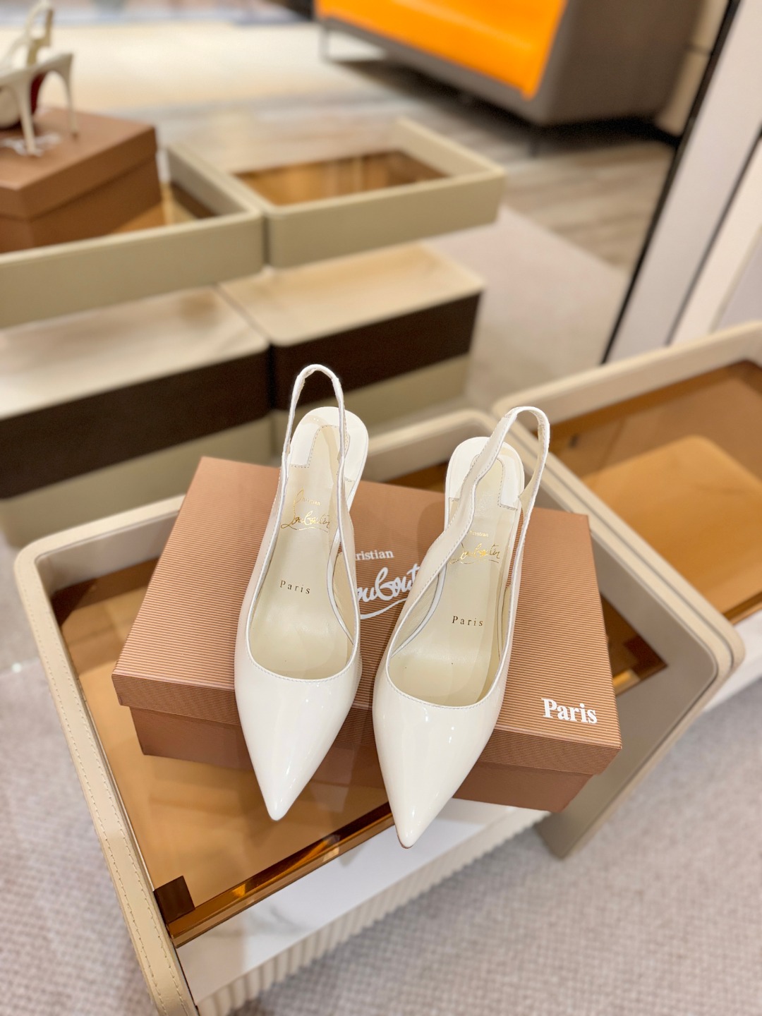 后空波浪（经典款）质感立体穿出时尚芭莎的气质优质皮里更加柔软透气，无敌瘦腿，穿上立马拉升腿的长度～涵深刻