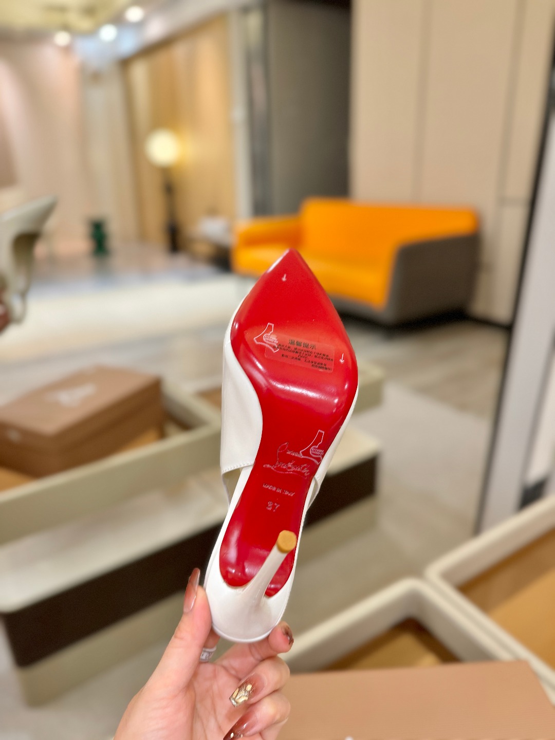 后空波浪（经典款）质感立体穿出时尚芭莎的气质优质皮里更加柔软透气，无敌瘦腿，穿上立马拉升腿的长度～涵深刻