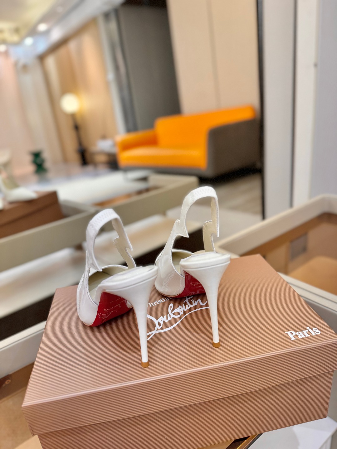 后空波浪（经典款）质感立体穿出时尚芭莎的气质优质皮里更加柔软透气，无敌瘦腿，穿上立马拉升腿的长度～涵深刻