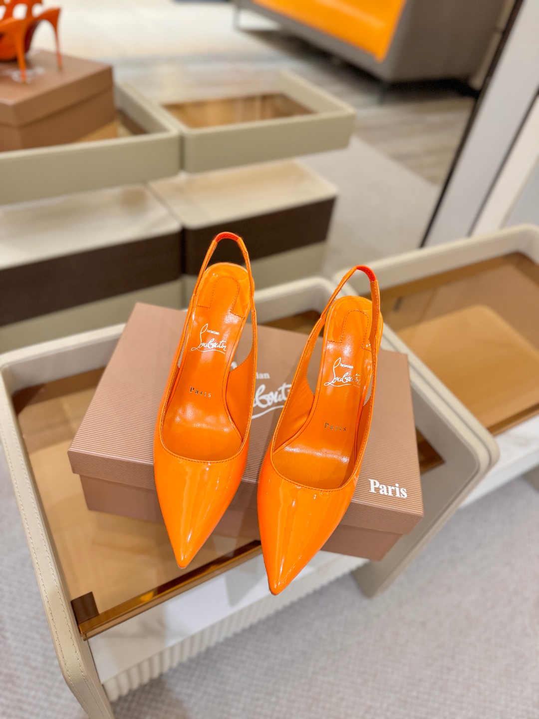 后空波浪（经典款）质感立体穿出时尚芭莎的气质优质皮里更加柔软透气，无敌瘦腿，穿上立马拉升腿的长度～涵深刻