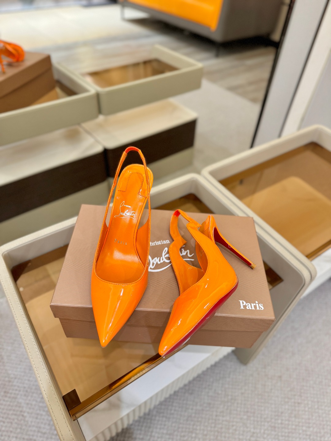 后空波浪（经典款）质感立体穿出时尚芭莎的气质优质皮里更加柔软透气，无敌瘦腿，穿上立马拉升腿的长度～涵深刻