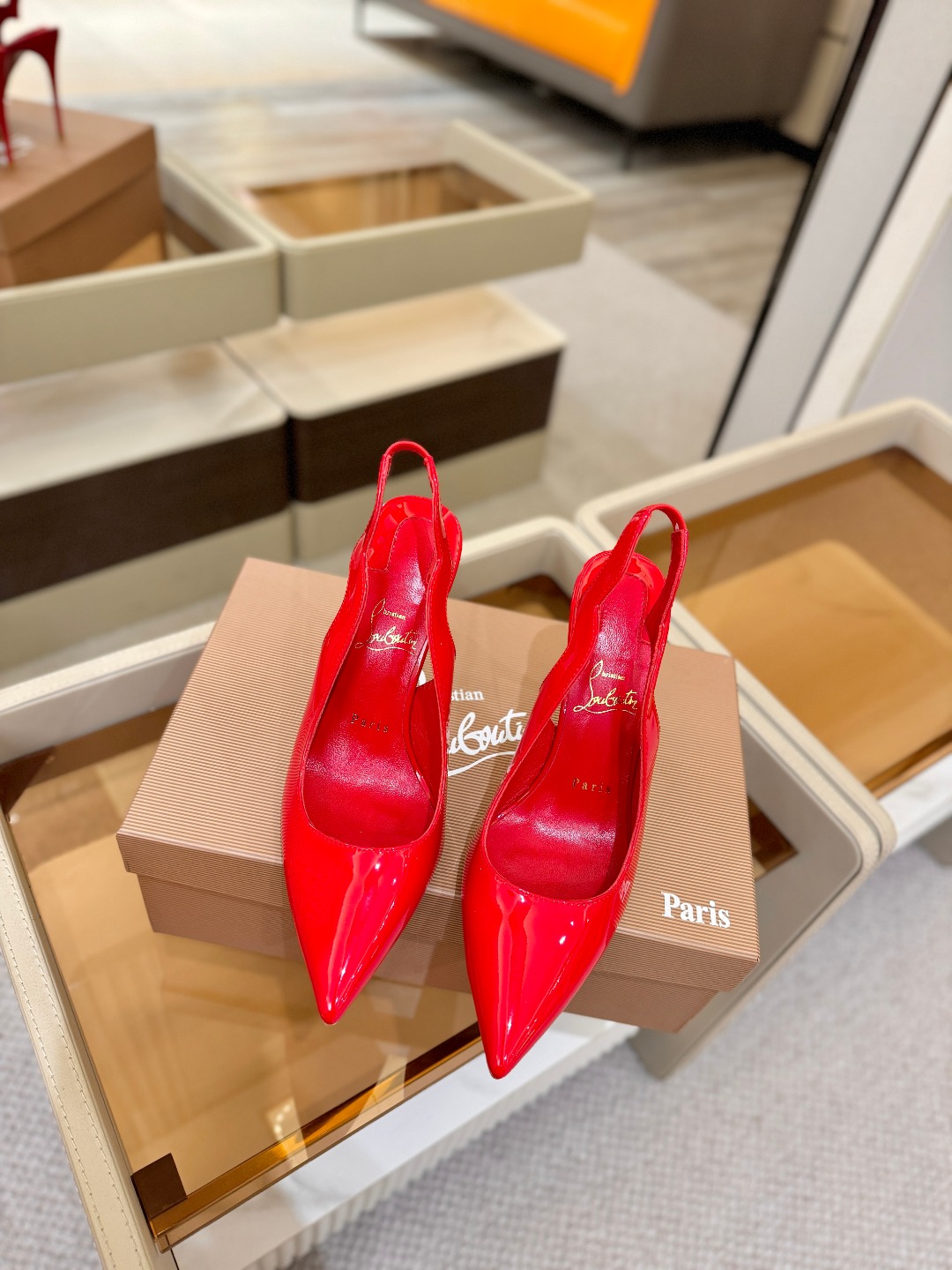 后空波浪（经典款）质感立体穿出时尚芭莎的气质优质皮里更加柔软透气，无敌瘦腿，穿上立马拉升腿的长度～涵深刻