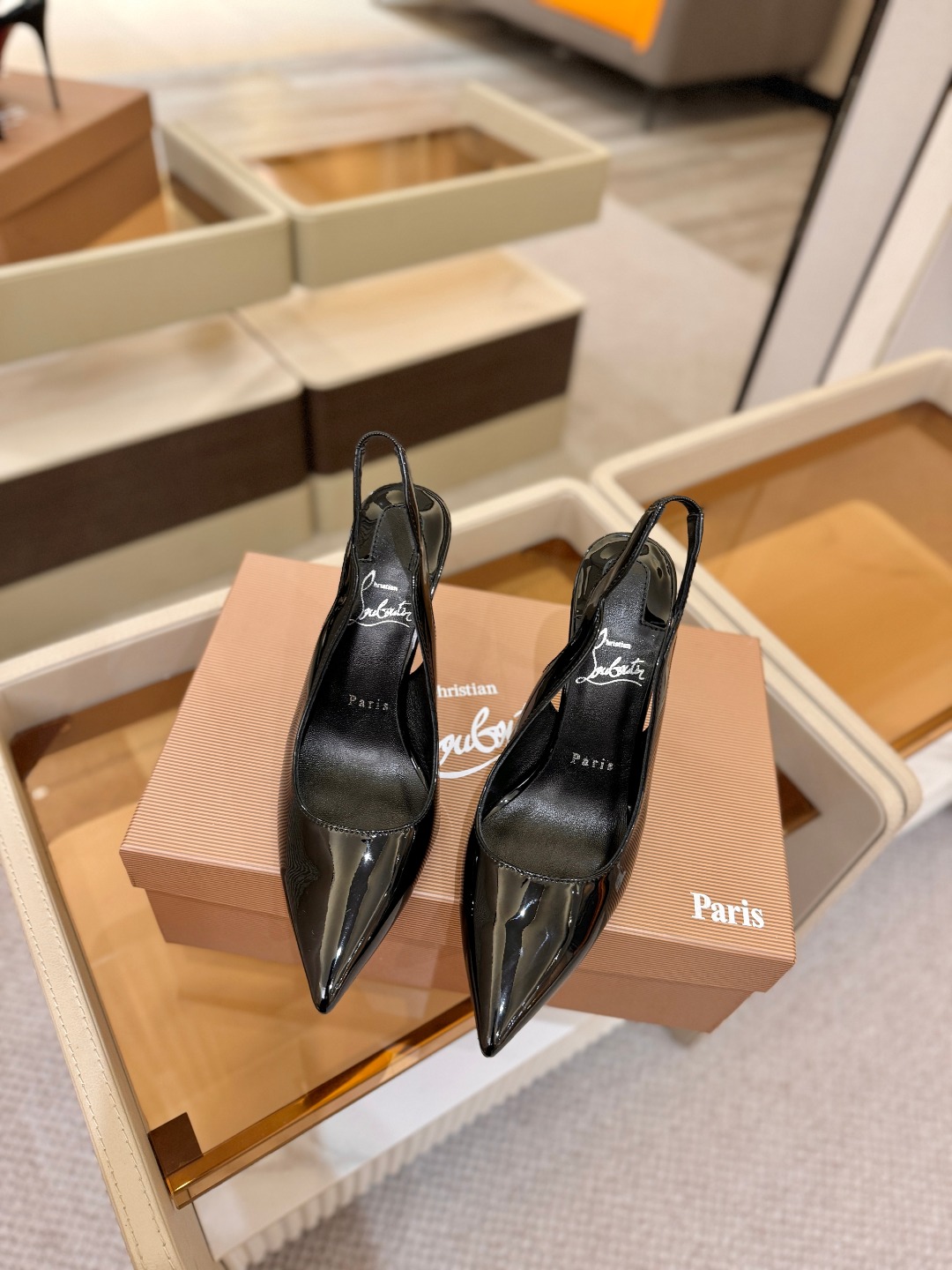 后空波浪（经典款）质感立体穿出时尚芭莎的气质优质皮里更加柔软透气，无敌瘦腿，穿上立马拉升腿的长度～涵深刻