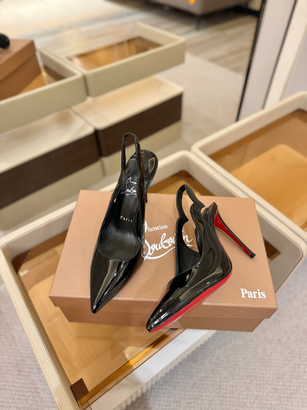 后空波浪（经典款）质感立体穿出时尚芭莎的气质优质皮里更加柔软透气，无敌瘦腿，穿上立马拉升腿的长度～涵深刻