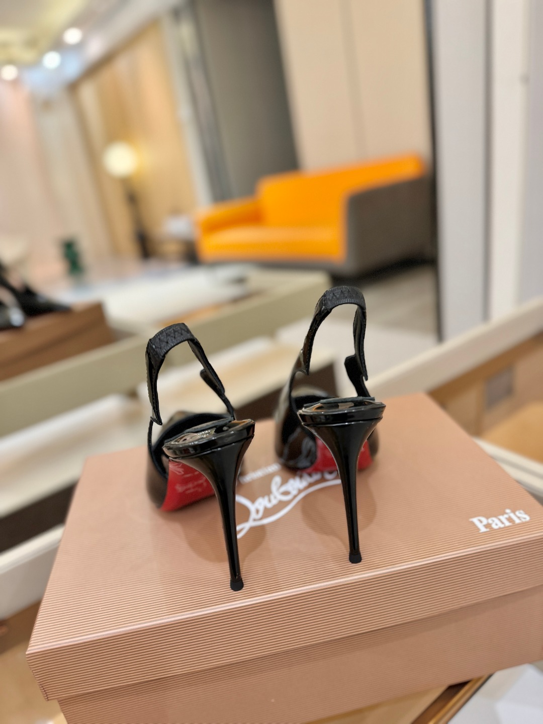 后空波浪（经典款）质感立体穿出时尚芭莎的气质优质皮里更加柔软透气，无敌瘦腿，穿上立马拉升腿的长度～涵深刻