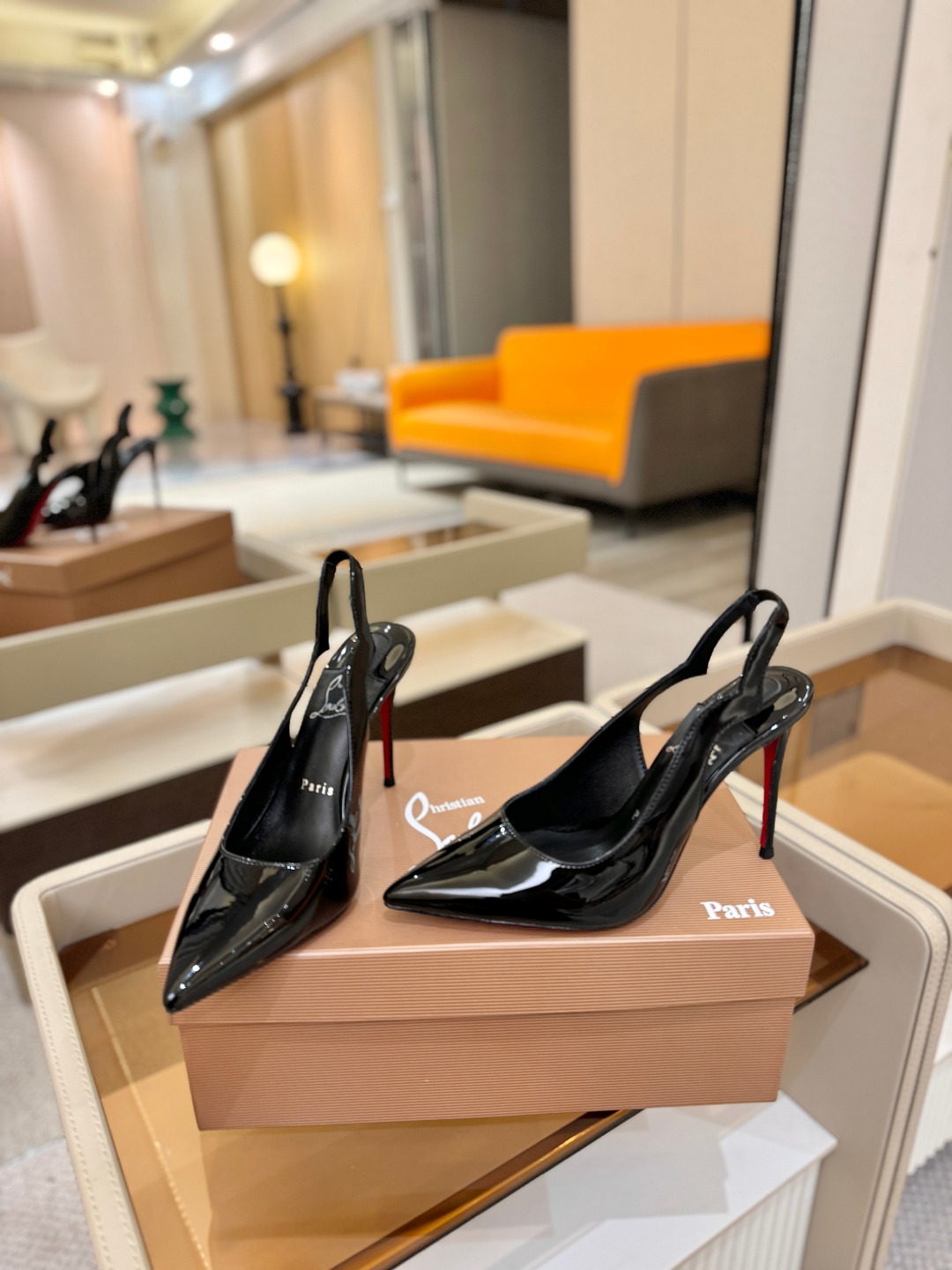 后空波浪（经典款）质感立体穿出时尚芭莎的气质优质皮里更加柔软透气，无敌瘦腿，穿上立马拉升腿的长度～涵深刻