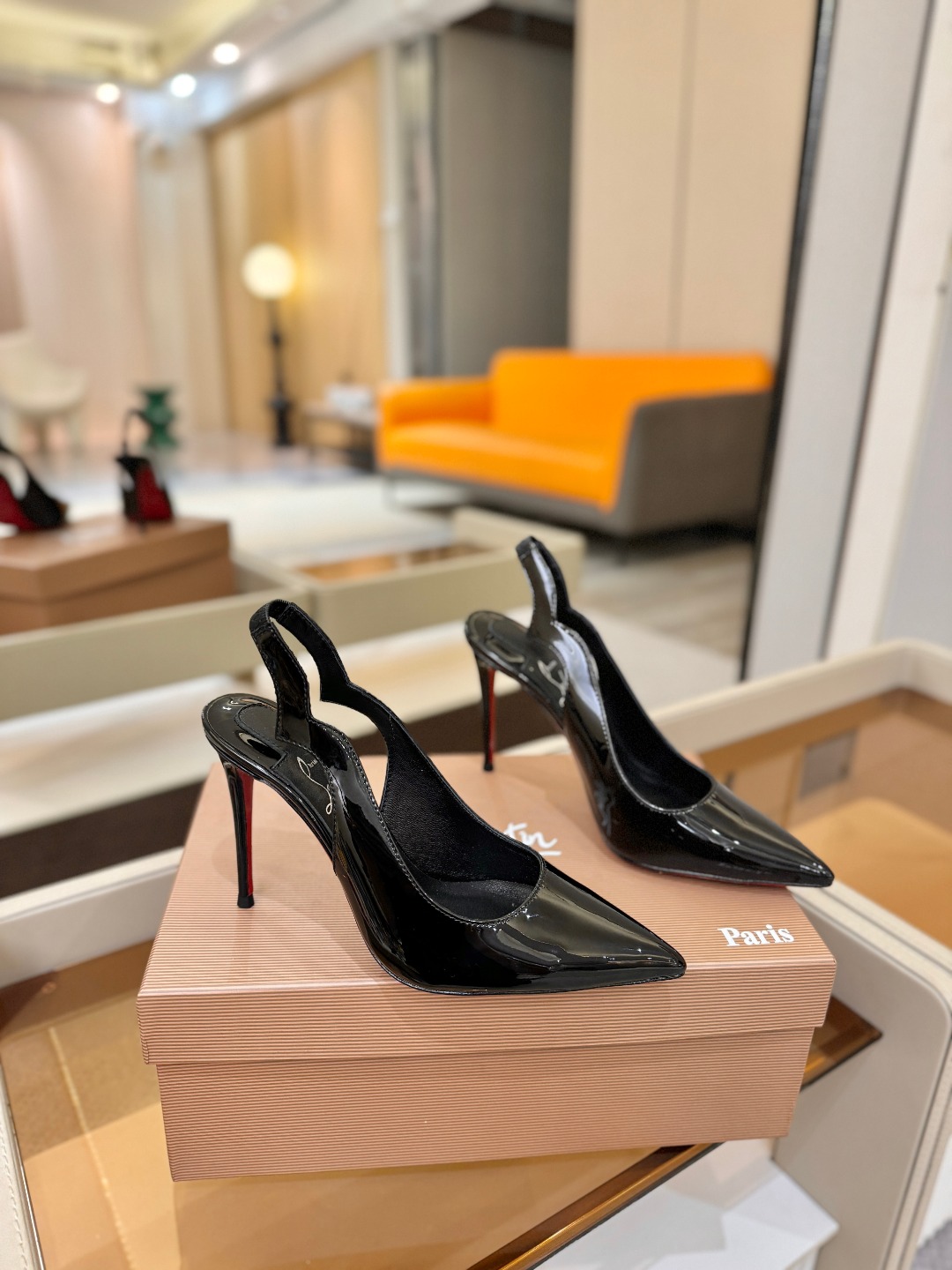 后空波浪（经典款）质感立体穿出时尚芭莎的气质优质皮里更加柔软透气，无敌瘦腿，穿上立马拉升腿的长度～涵深刻