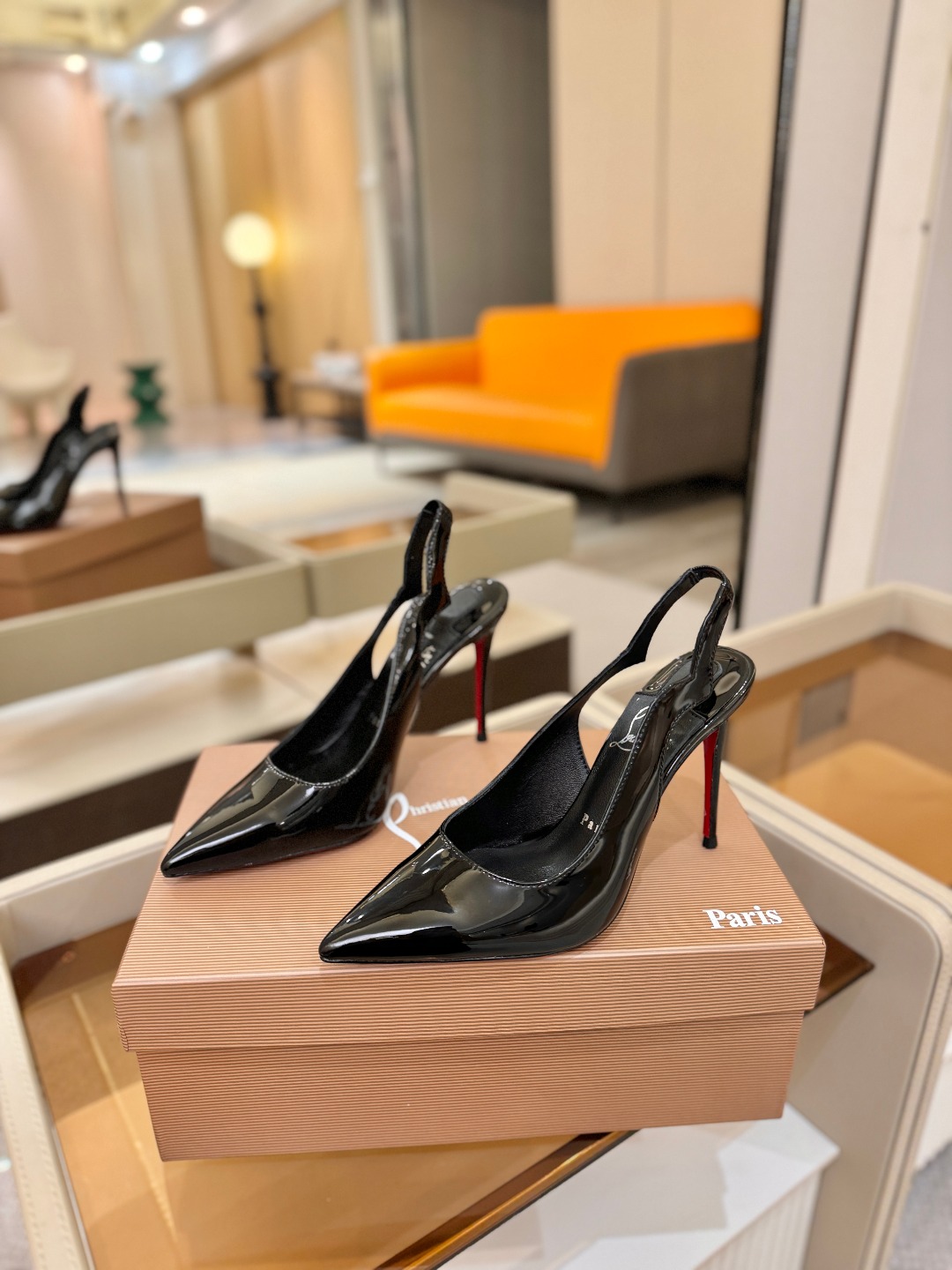 后空波浪（经典款）质感立体穿出时尚芭莎的气质优质皮里更加柔软透气，无敌瘦腿，穿上立马拉升腿的长度～涵深刻