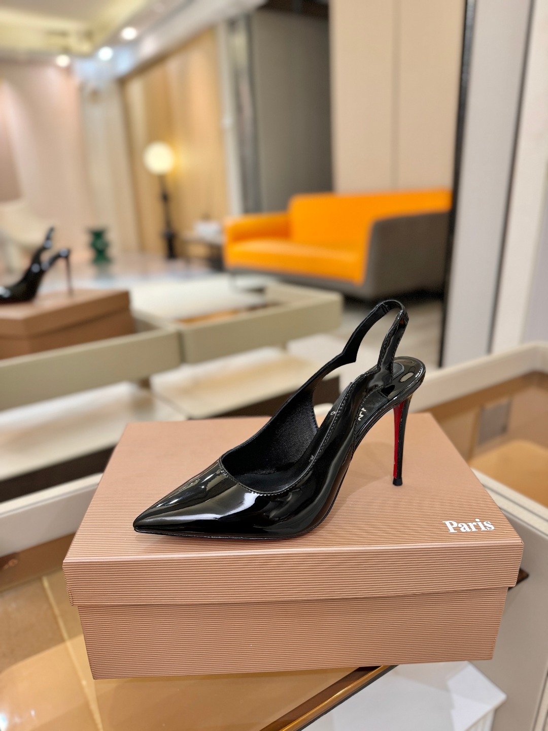 后空波浪（经典款）质感立体穿出时尚芭莎的气质优质皮里更加柔软透气，无敌瘦腿，穿上立马拉升腿的长度～涵深刻