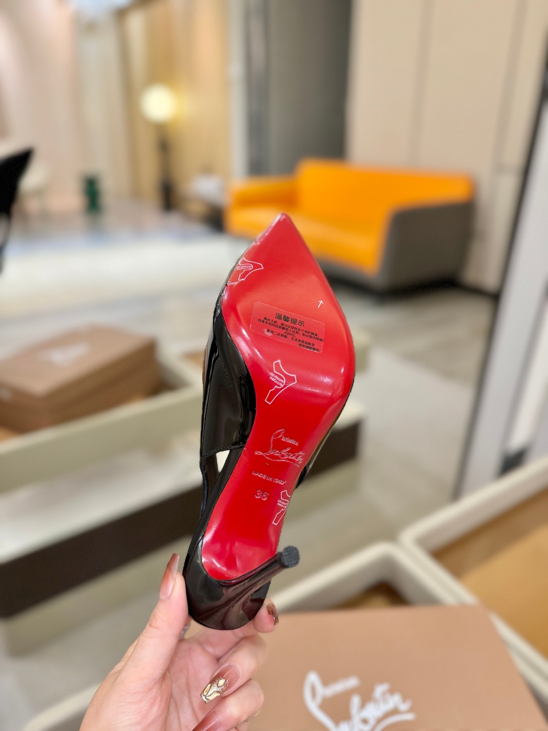 后空波浪（经典款）质感立体穿出时尚芭莎的气质优质皮里更加柔软透气，无敌瘦腿，穿上立马拉升腿的长度～涵深刻