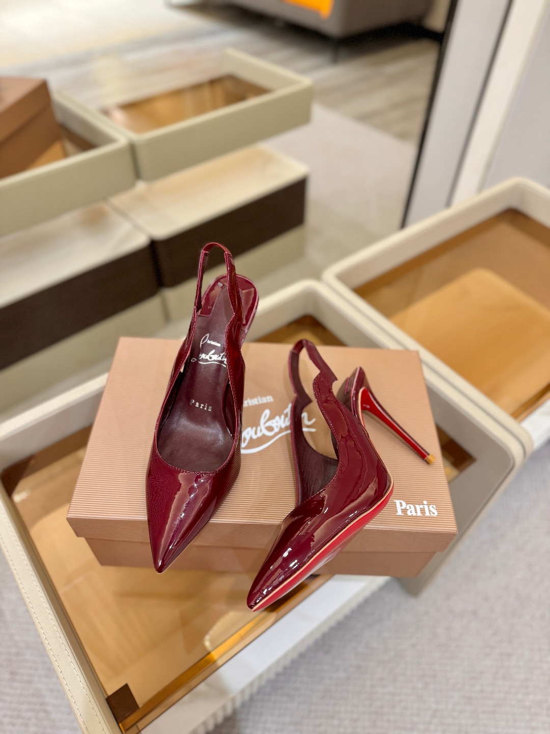 后空波浪（经典款）质感立体穿出时尚芭莎的气质优质皮里更加柔软透气，无敌瘦腿，穿上立马拉升腿的长度～涵深刻