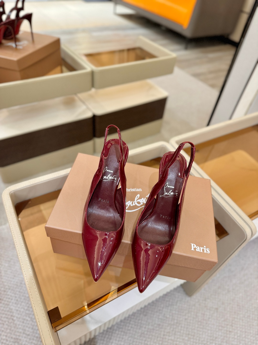 后空波浪（经典款）质感立体穿出时尚芭莎的气质优质皮里更加柔软透气，无敌瘦腿，穿上立马拉升腿的长度～涵深刻