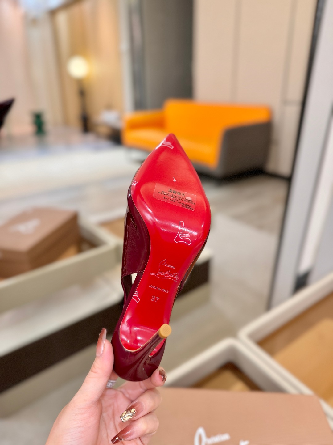 后空波浪（经典款）质感立体穿出时尚芭莎的气质优质皮里更加柔软透气，无敌瘦腿，穿上立马拉升腿的长度～涵深刻