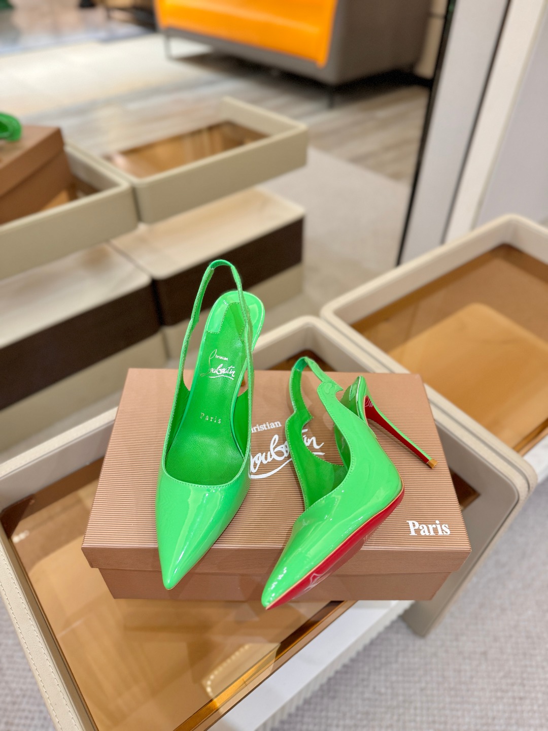 后空波浪（经典款）质感立体穿出时尚芭莎的气质优质皮里更加柔软透气，无敌瘦腿，穿上立马拉升腿的长度～涵深刻