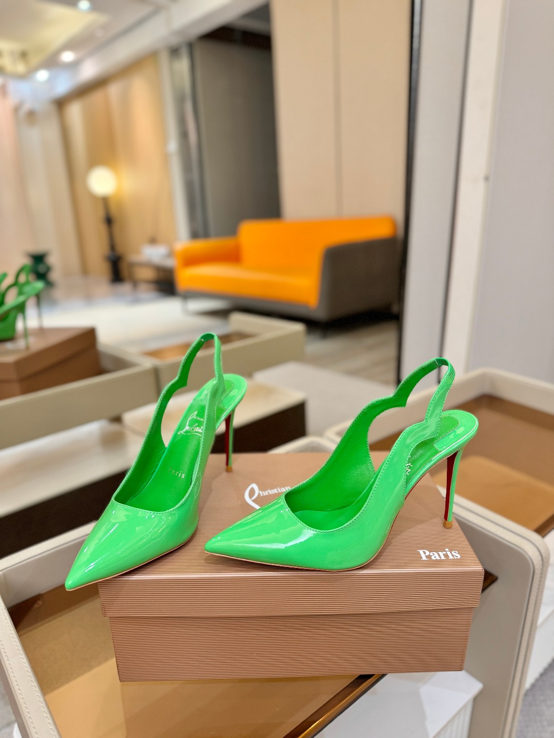 后空波浪（经典款）质感立体穿出时尚芭莎的气质优质皮里更加柔软透气，无敌瘦腿，穿上立马拉升腿的长度～涵深刻