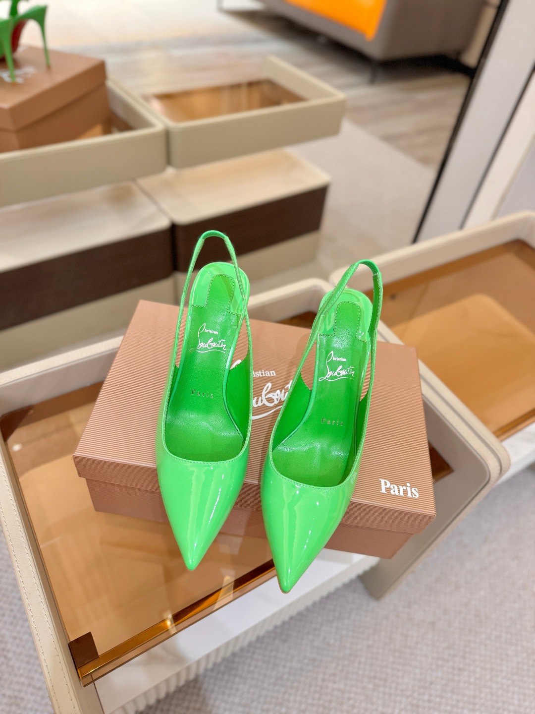 后空波浪（经典款）质感立体穿出时尚芭莎的气质优质皮里更加柔软透气，无敌瘦腿，穿上立马拉升腿的长度～涵深刻