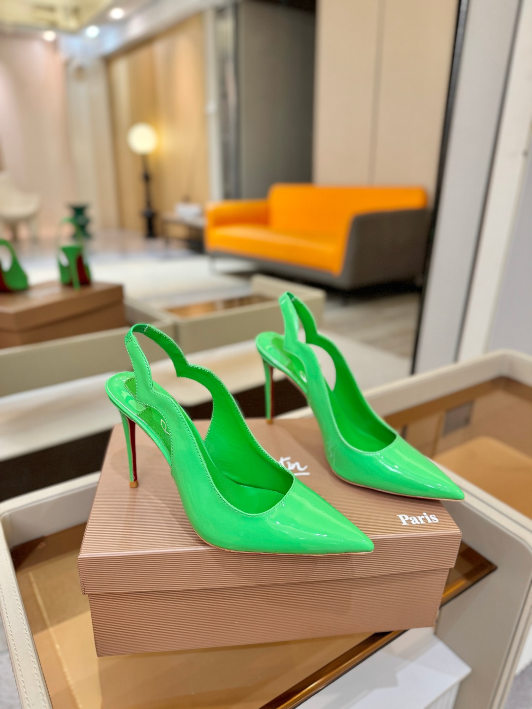 后空波浪（经典款）质感立体穿出时尚芭莎的气质优质皮里更加柔软透气，无敌瘦腿，穿上立马拉升腿的长度～涵深刻