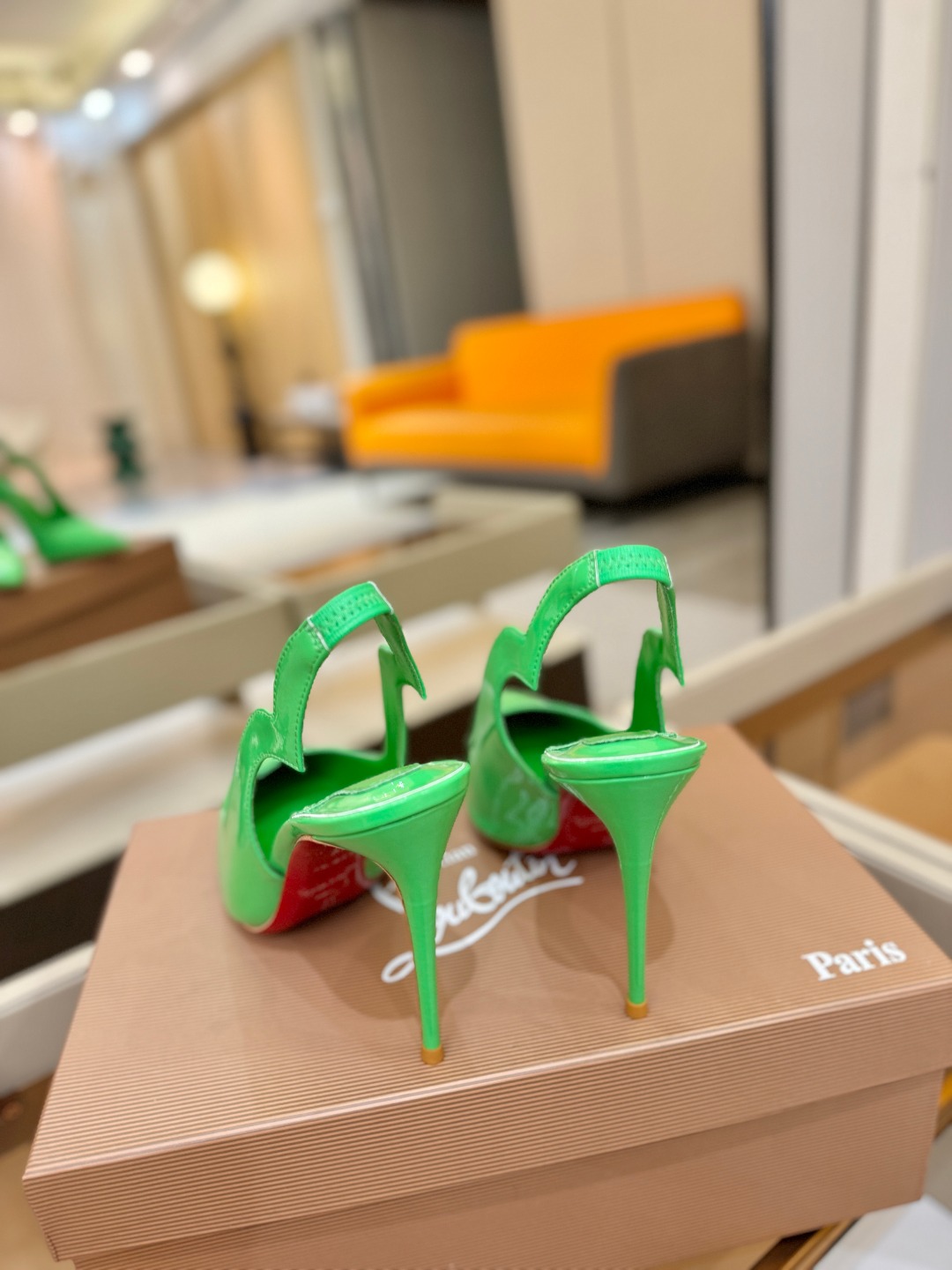 后空波浪（经典款）质感立体穿出时尚芭莎的气质优质皮里更加柔软透气，无敌瘦腿，穿上立马拉升腿的长度～涵深刻