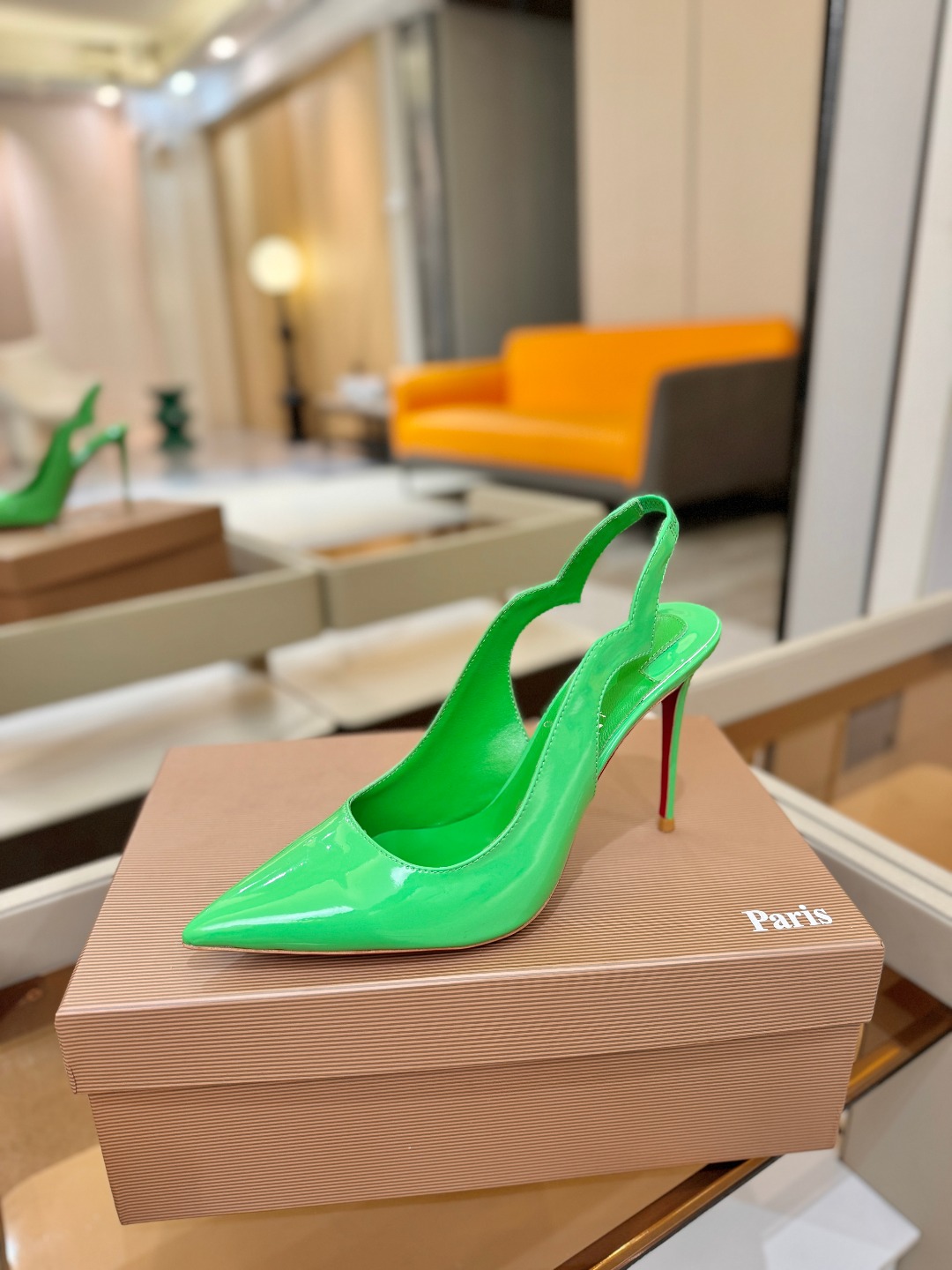 后空波浪（经典款）质感立体穿出时尚芭莎的气质优质皮里更加柔软透气，无敌瘦腿，穿上立马拉升腿的长度～涵深刻